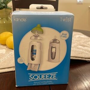 NIB Kinde Squeeze Bottle and Nipple Set
